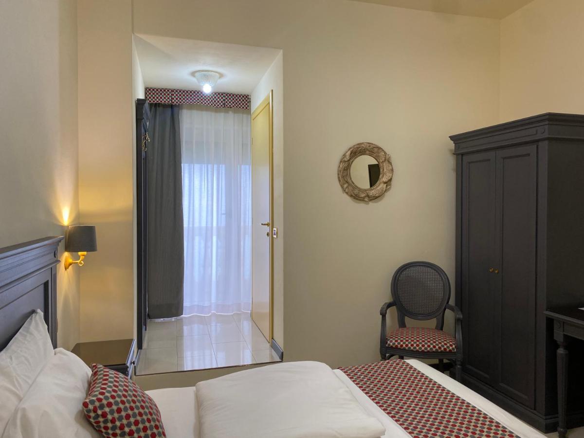 Hotel Estee Desenzano del Garda Exterior photo